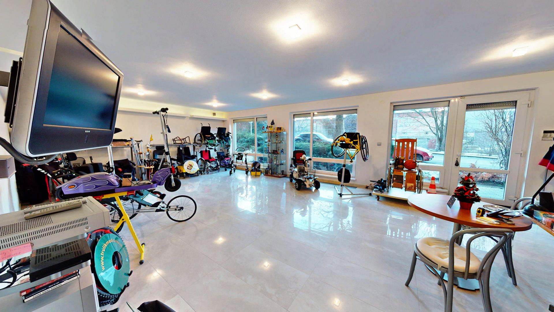 OBCHODNÝ PRIESTOR SO SHOWROOMOM A KANCELÁRIOU, 98,60 m², ŽILINA – ŠAŠVÁRKA, JANOŠÍKOVA