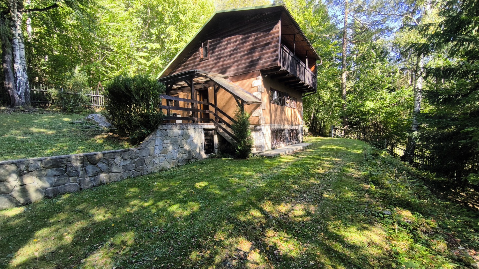 CHATA UPROSTRED LESA V ABSOLÚTNOM SÚKROMÍ, POZEMOK 1782m2, ČADCA - BREHY