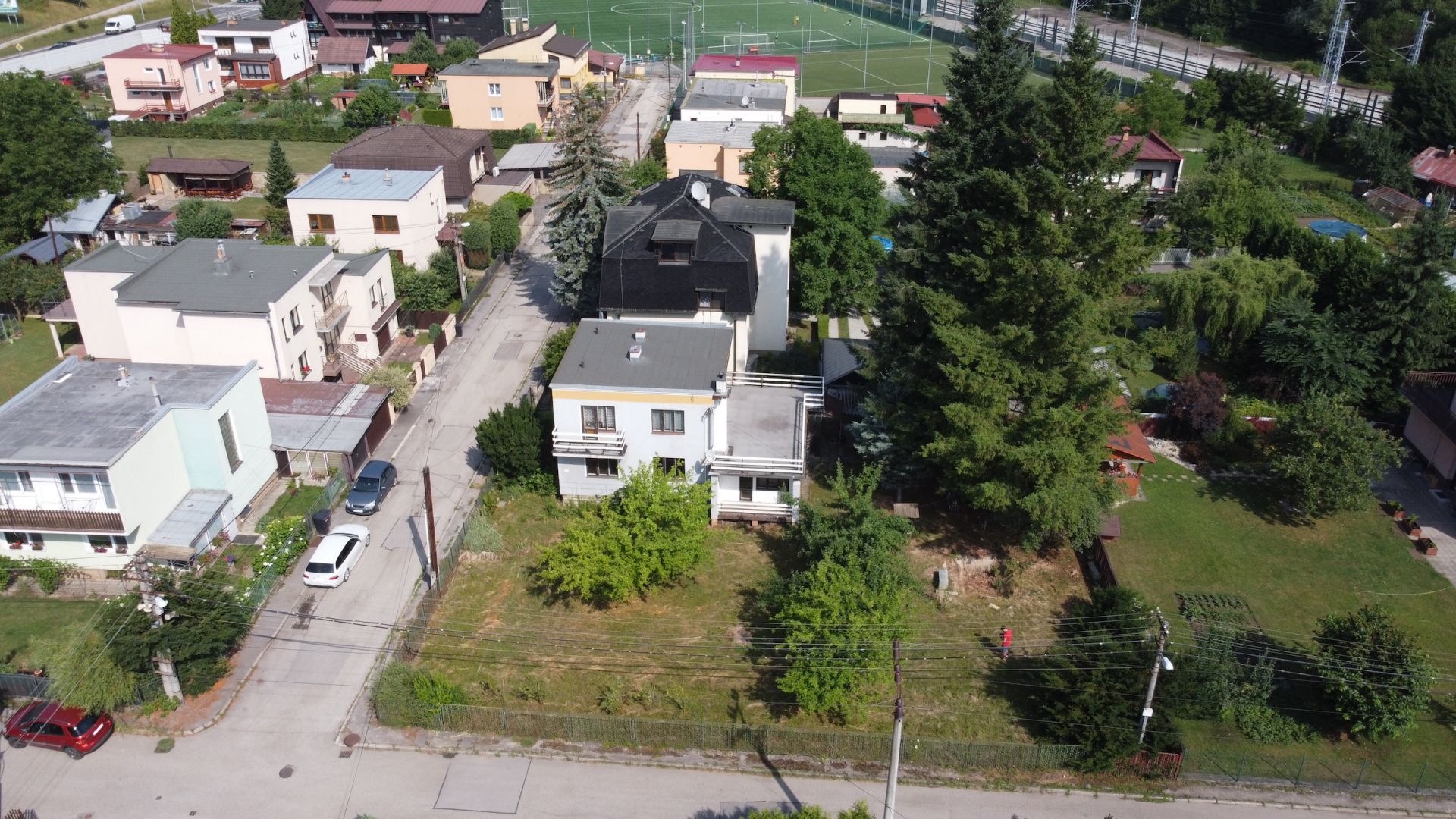 RODINNÝ DOM V SUPER LOKALITE, POZEMOK 360m2, ŽILINA - STRÁŽOV