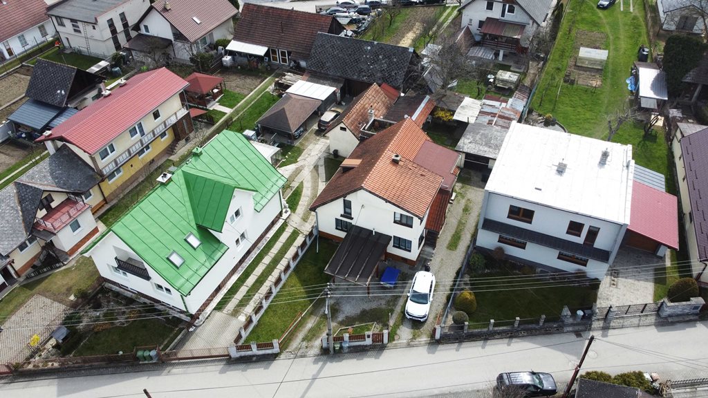 5-IZBOVÝ RODINNÝ DOM, DVE BYTOVÉ JEDNOTKY, STREČNO