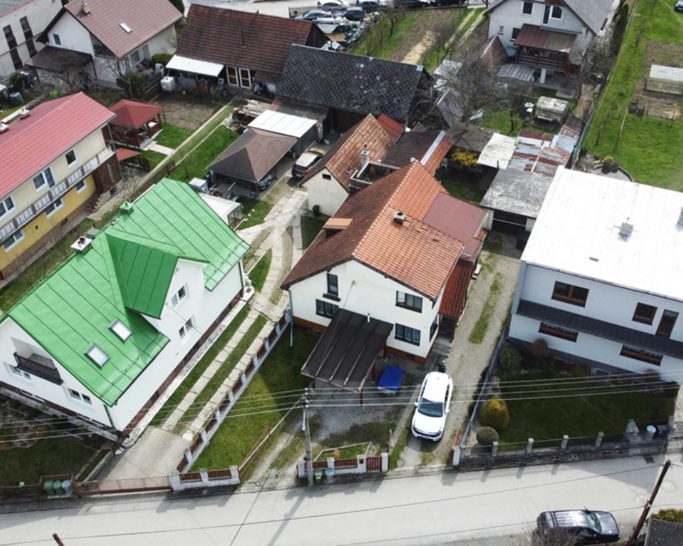 5-IZBOVÝ RODINNÝ DOM, DVE BYTOVÉ JEDNOTKY, STREČNO