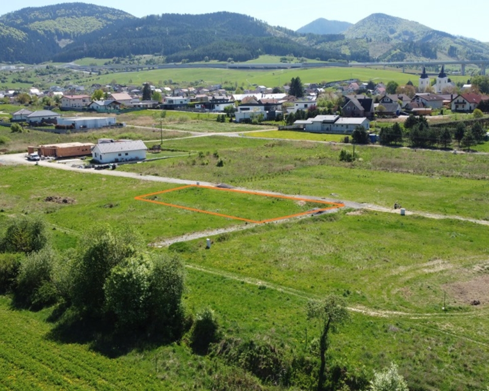 ROVINATÝ STAVEBNÝ POZEMOK, 696m2, ŽILINA - VIŠŇOVÉ